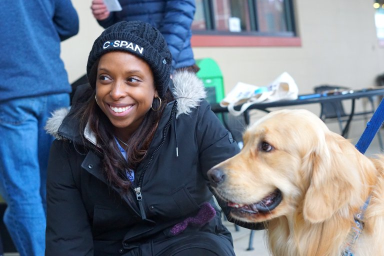 Elizabeth Warren’s golden retriever steals show in Iowa
